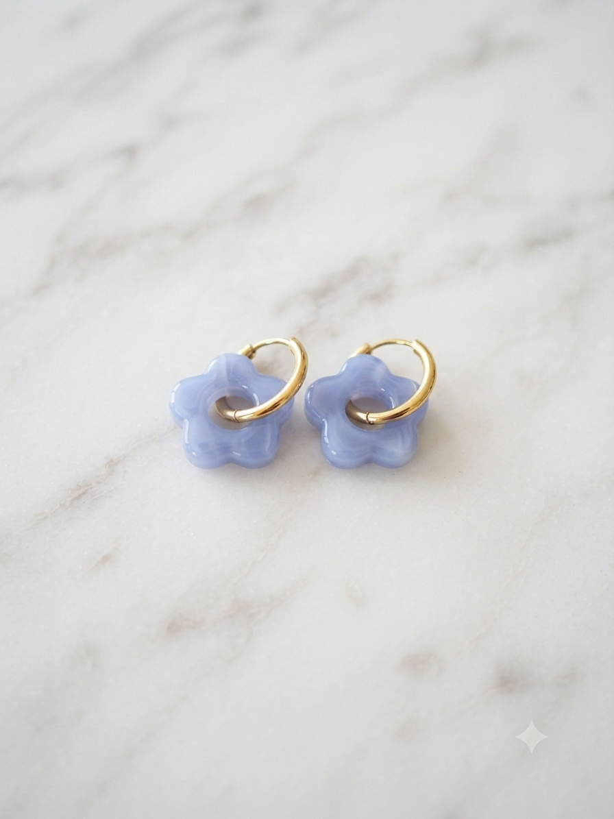 Boucles d'oreilles créoles Iriséa acier inoxydable fleur en résine bleu- Maëlyne Beauty