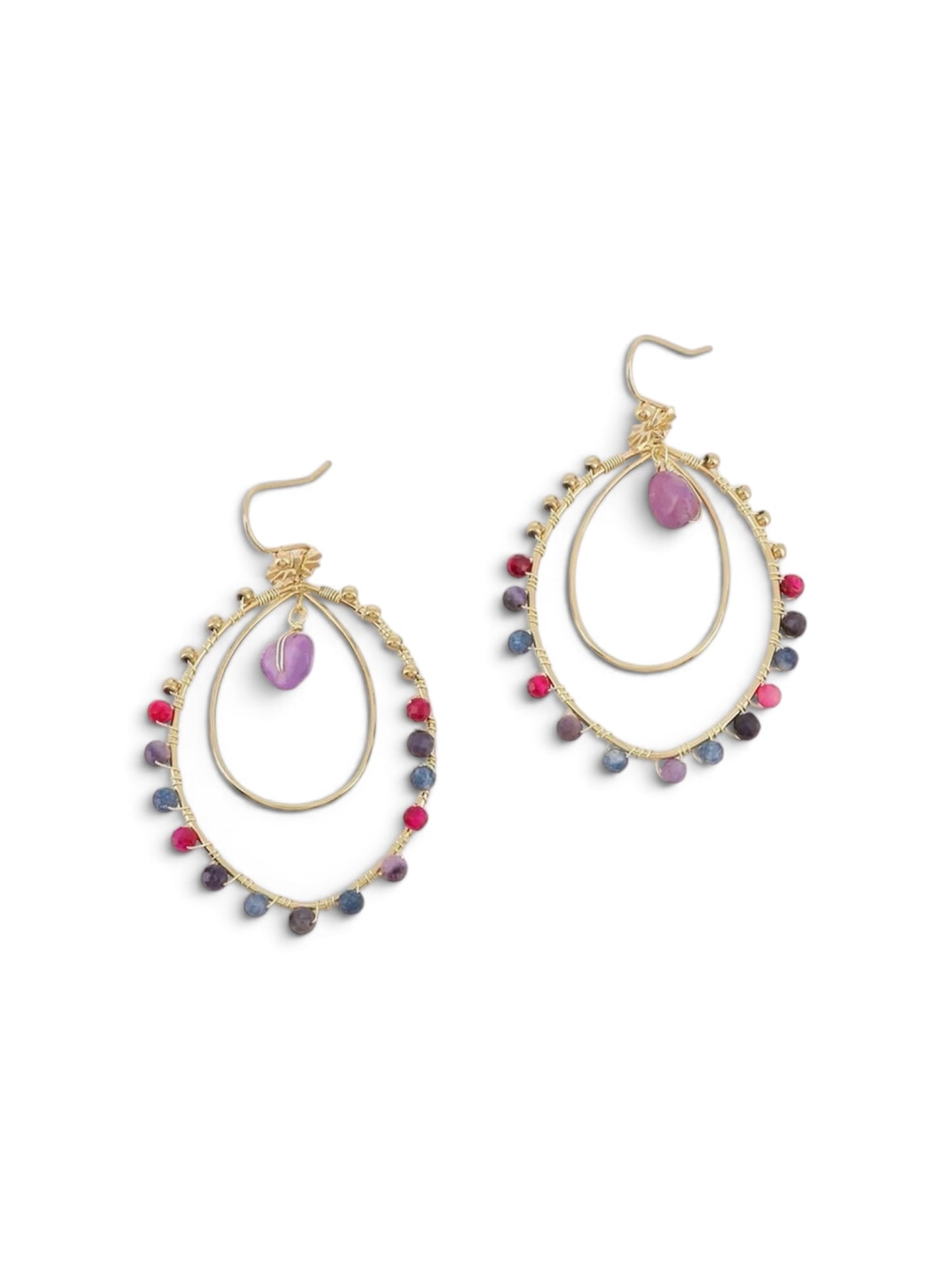 Boucles d'oreilles pendantes Jucile multicolore en acier inoxydable doré, double anneau serti de perles colorées et pierre centrale.
