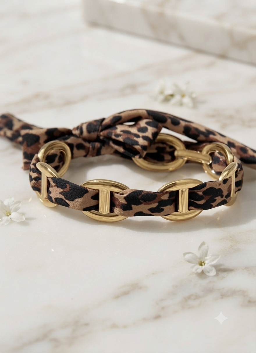 Bracelet Fauve jonc à mailles porté au poignet, tissu léopard doré Maëlyne Beauty