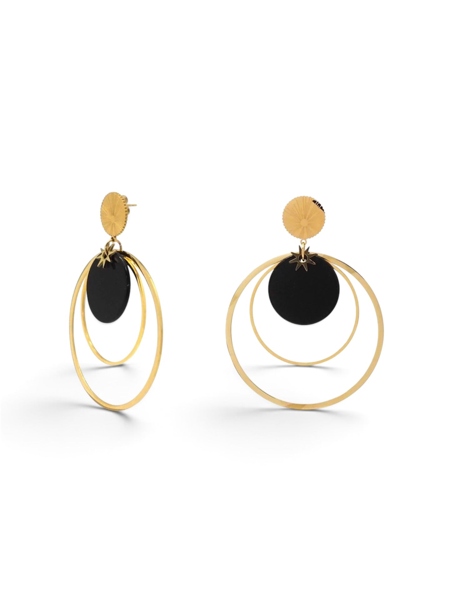Boucles d'oreilles Linda vue de profil, cercles dorés superposés, acier inoxydable hypoallergénique