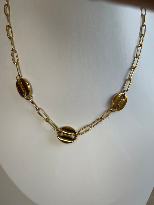 Gros plan des perles ovales bicolores du collier Cally en acier inoxydable
