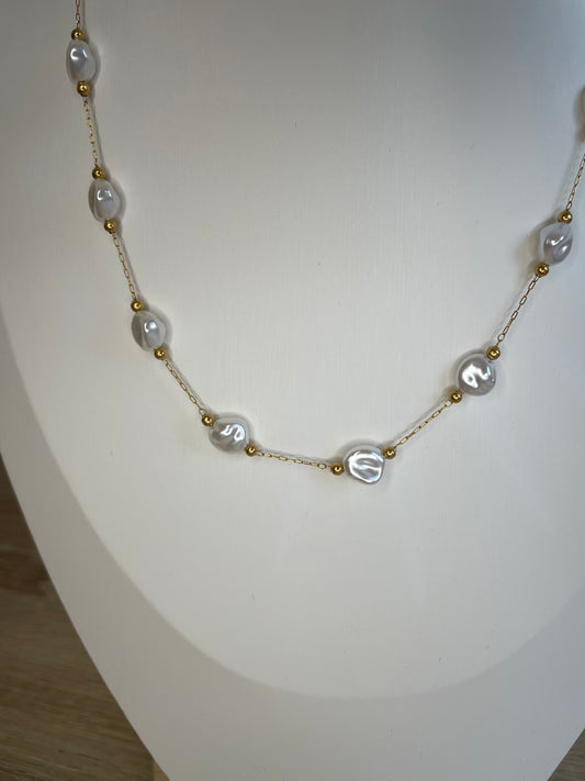 Gros plan des perles baroques irrégulières du collier Yasmine en acier inoxydable