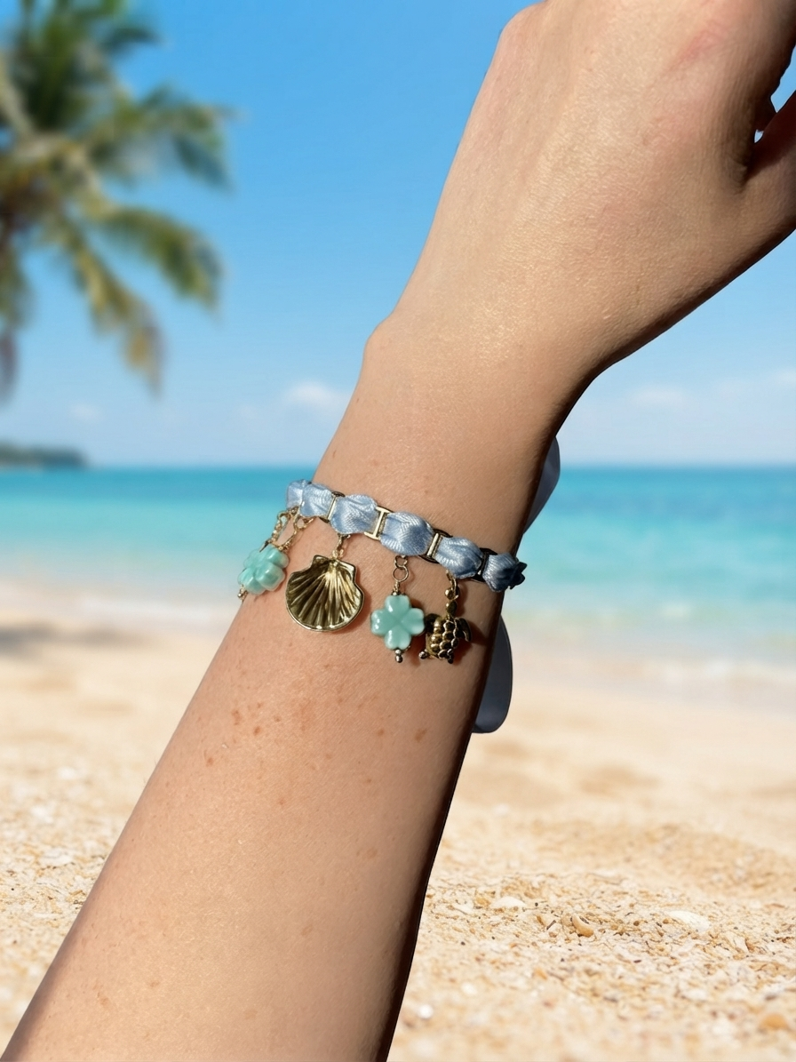 Bracelet breloques bleu ciel, coquillage doré et perles trèfles turquoise, modèle unique