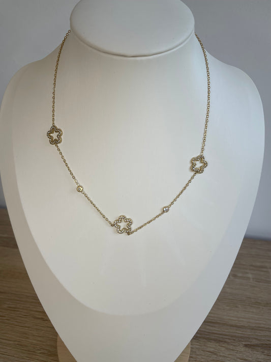 Collier Starlette porté sur buste, petites fleurs et perles cristal