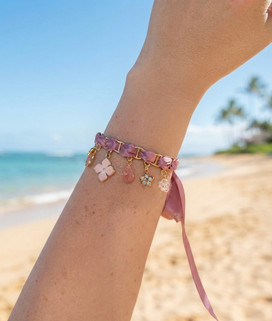 Bracelet breloques vieux rose, fleur émaillée rose et perles fleurs en cristal, modèle unique