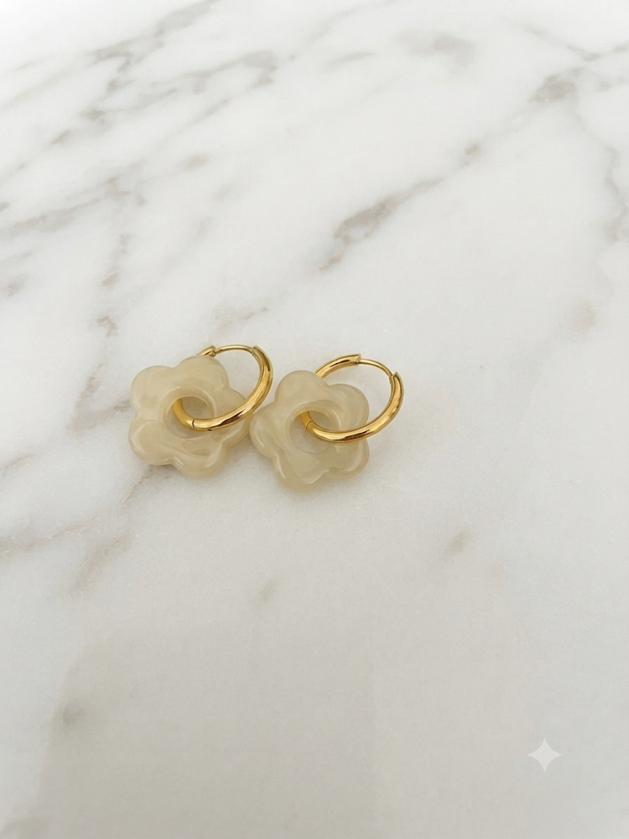 Boucles d'oreilles créoles Iriséa acier inoxydable fleur en résine crème - Maëlyne Beauty