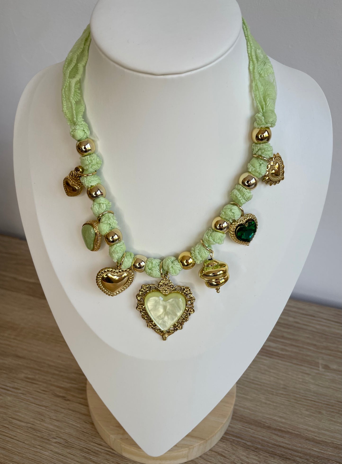 Collier Lovéa vert porté sur buste, dentelle et pendentif cœur en acier inoxydable