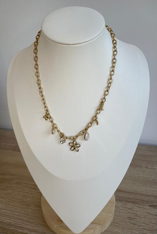 Collier Paola porté sur buste, chaîne acier inoxydable doré et breloques fleurs