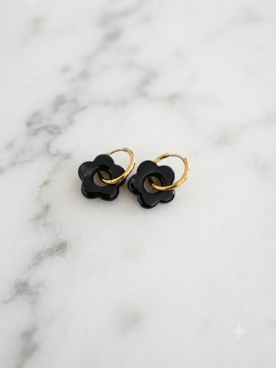 Boucles d'oreilles créoles Iriséa acier inoxydable fleur en résine noir- Maëlyne Beauty