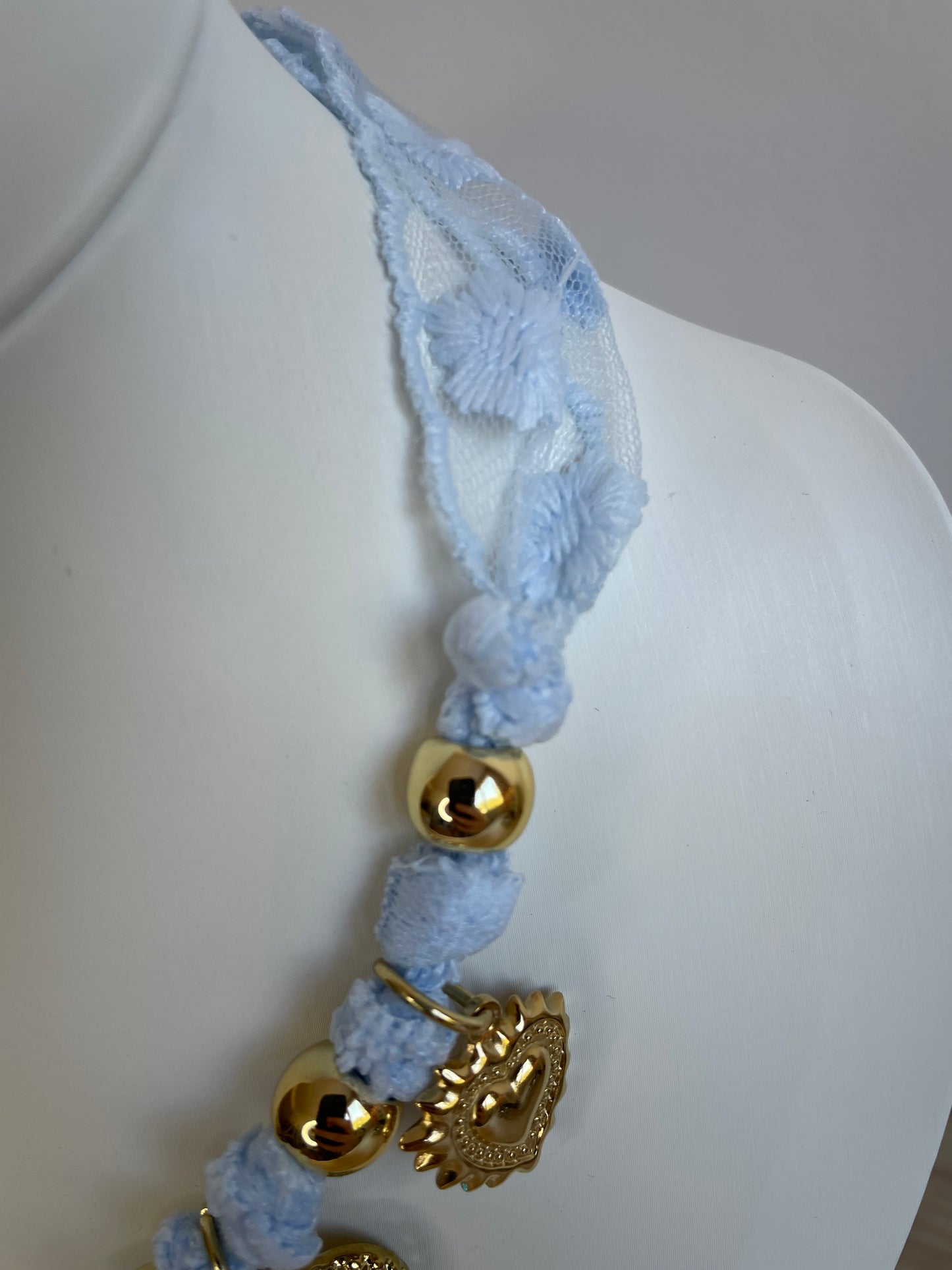 Collier Lovéa bleu, cordon dentelle et pendentif cœur doré
