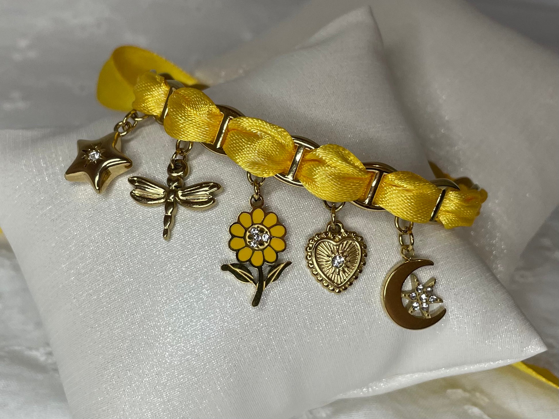 Bracelet ajustable en acier inoxydable, ruban jaune et ses breloques 