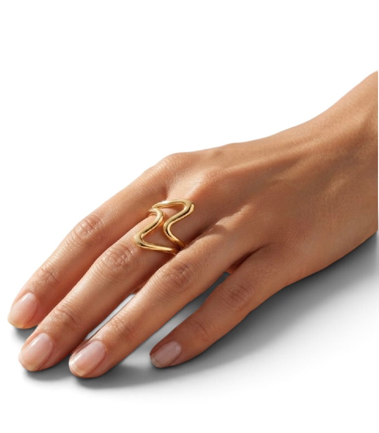 Bague Zaya dorée ajustable en acier inoxydable portée à la main