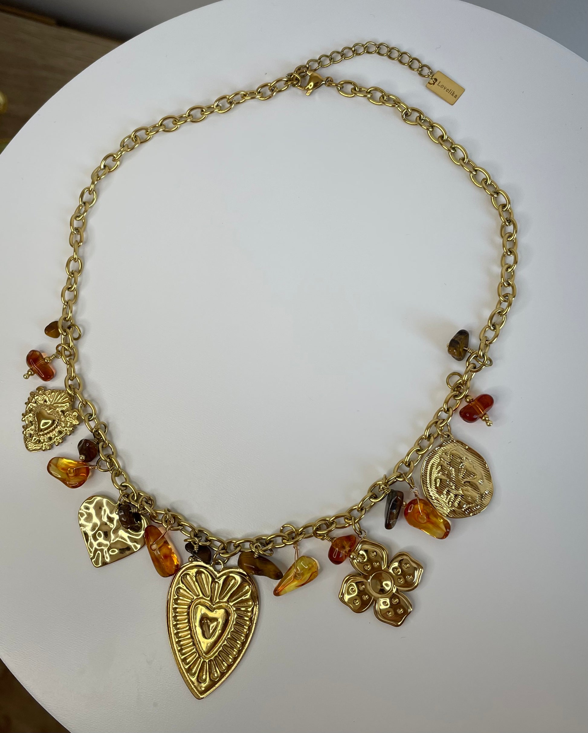 Vue d'ensemble du collier Lovia avec breloques feuille et perles brunes