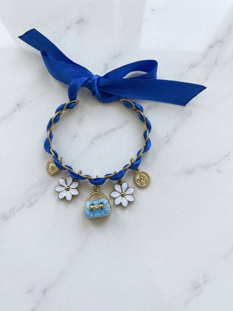 Bracelet bleu électrique en acier inoxydable avec ruban satin et breloques dorées sac et fleurs