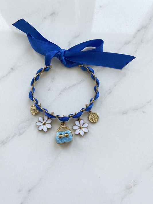 Bracelet bleu électrique en acier inoxydable avec ruban satin et breloques dorées sac et fleurs