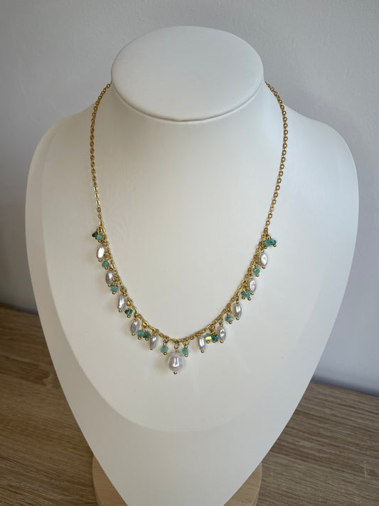 Collier Ysaline porté sur buste, chaîne acier inoxydable doré avec perles vertes