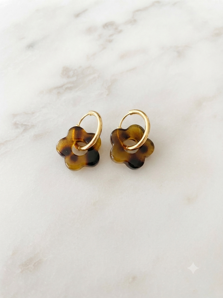 Boucles d'oreilles créoles Iriséa acier inoxydable fleur en résine léopard - Maëlyne Beauty