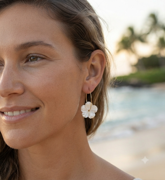 Boucles d'oreilles Fleur de Nacre - créole dorée pendentif fleur nacre blanche portée à l'oreille