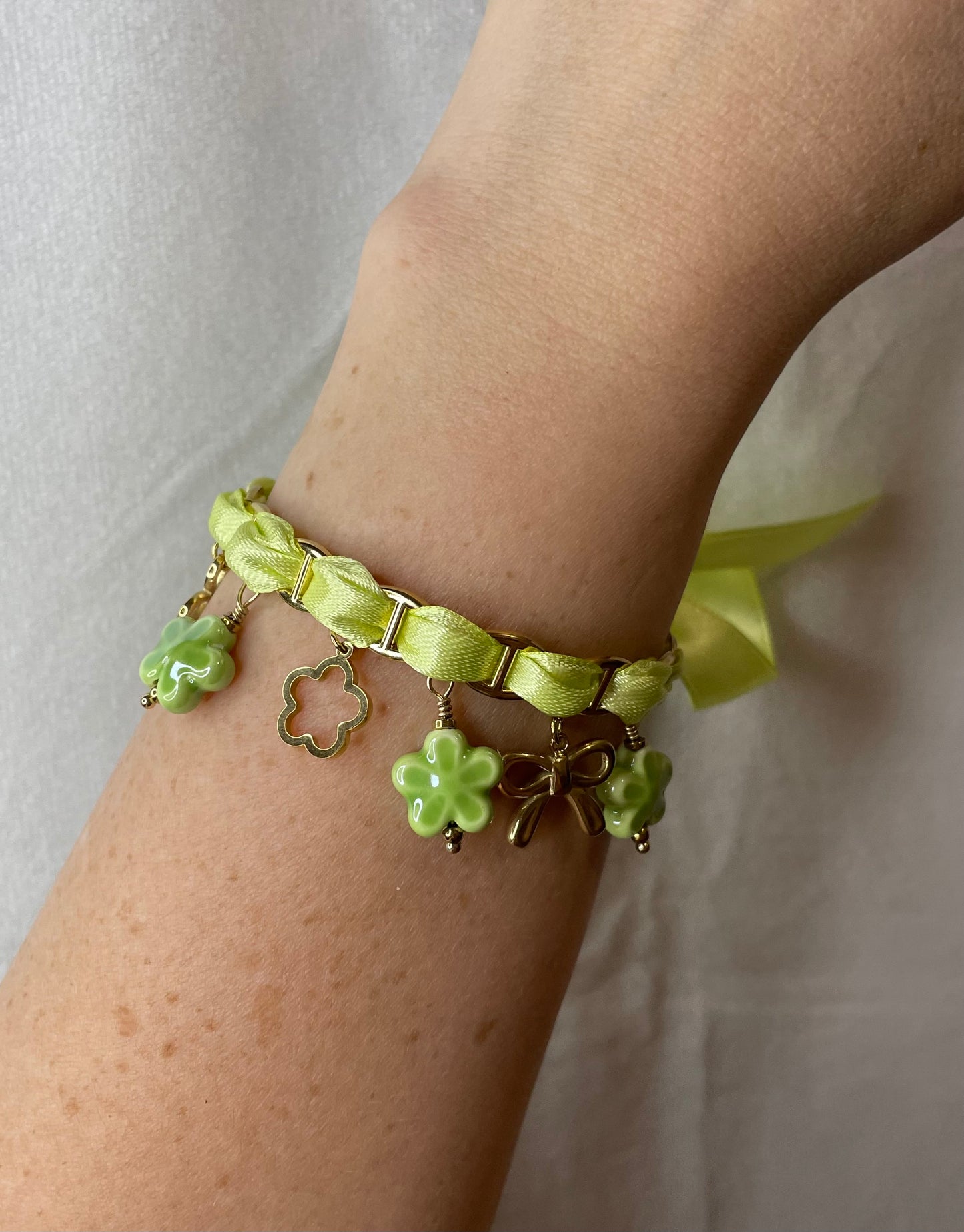 Bracelet ruban vert pale et breloques 