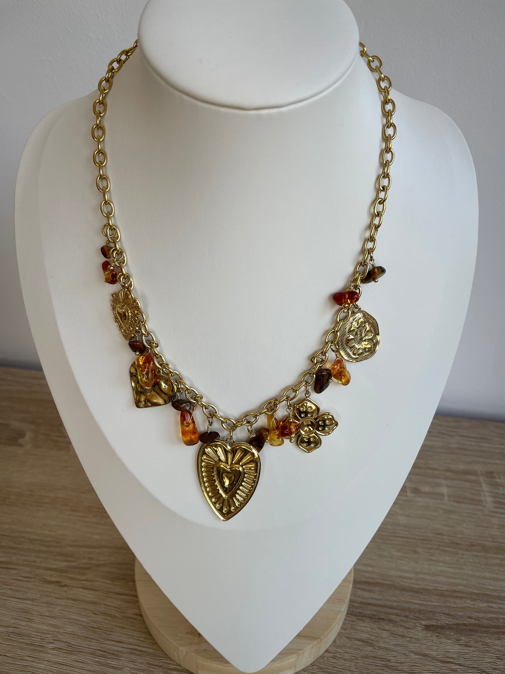 Collier Lovia porté sur buste, chaîne en acier inoxydable doré et pendentif cœur