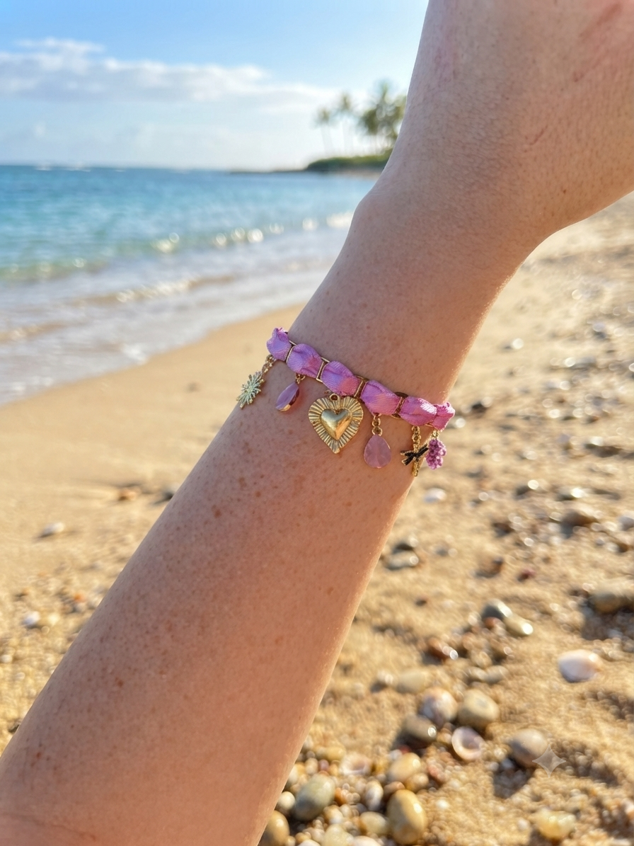 Bracelet breloques violet clair, libellule dorée et perles fleurs violettes, modèle unique