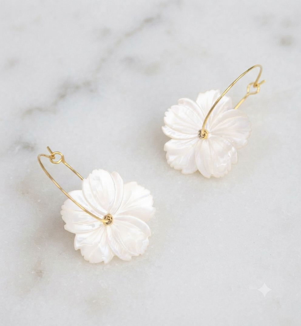 Boucles d'oreilles Fleur de Nacre - détail créole dorée et fleur sculptée en nacre blanche