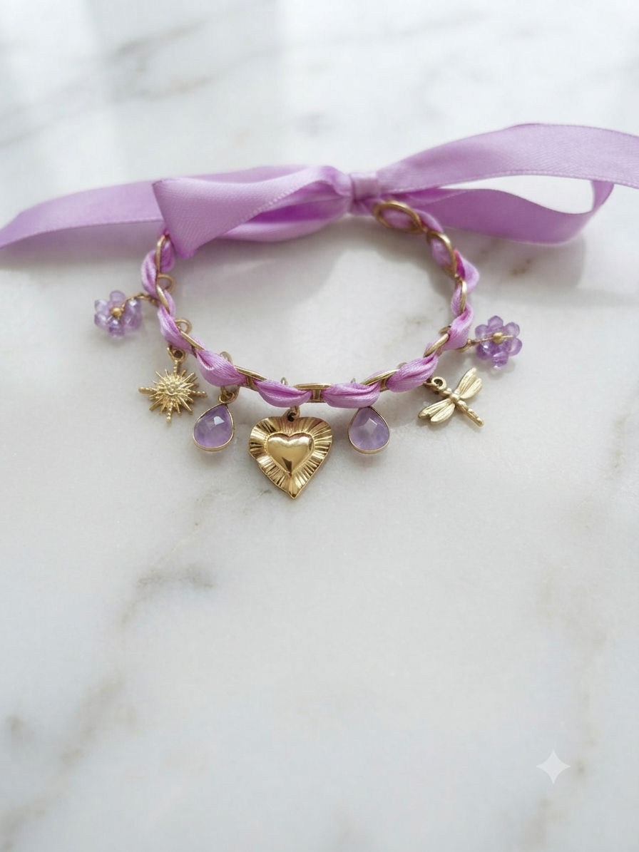 Bracelet breloques violet clair en acier inoxydable, ruban satin noué et breloques dorées soleil et cœur