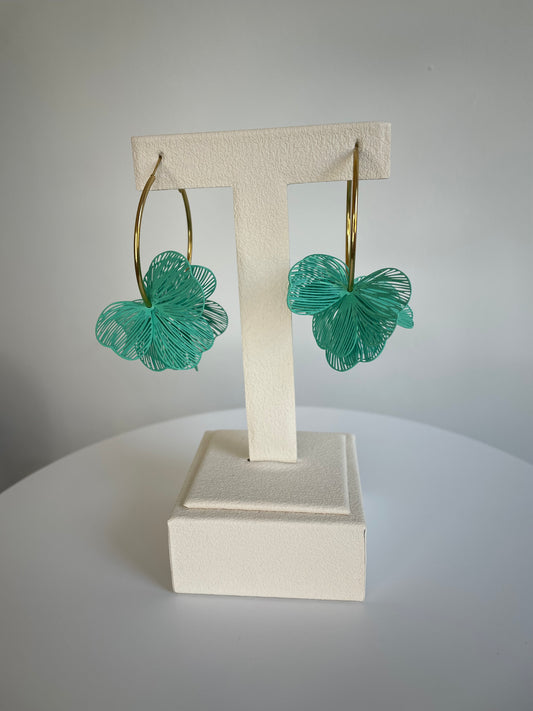 Boucles d'oreilles Ella bleu, anneau acier inoxydable doré et pétales fleur