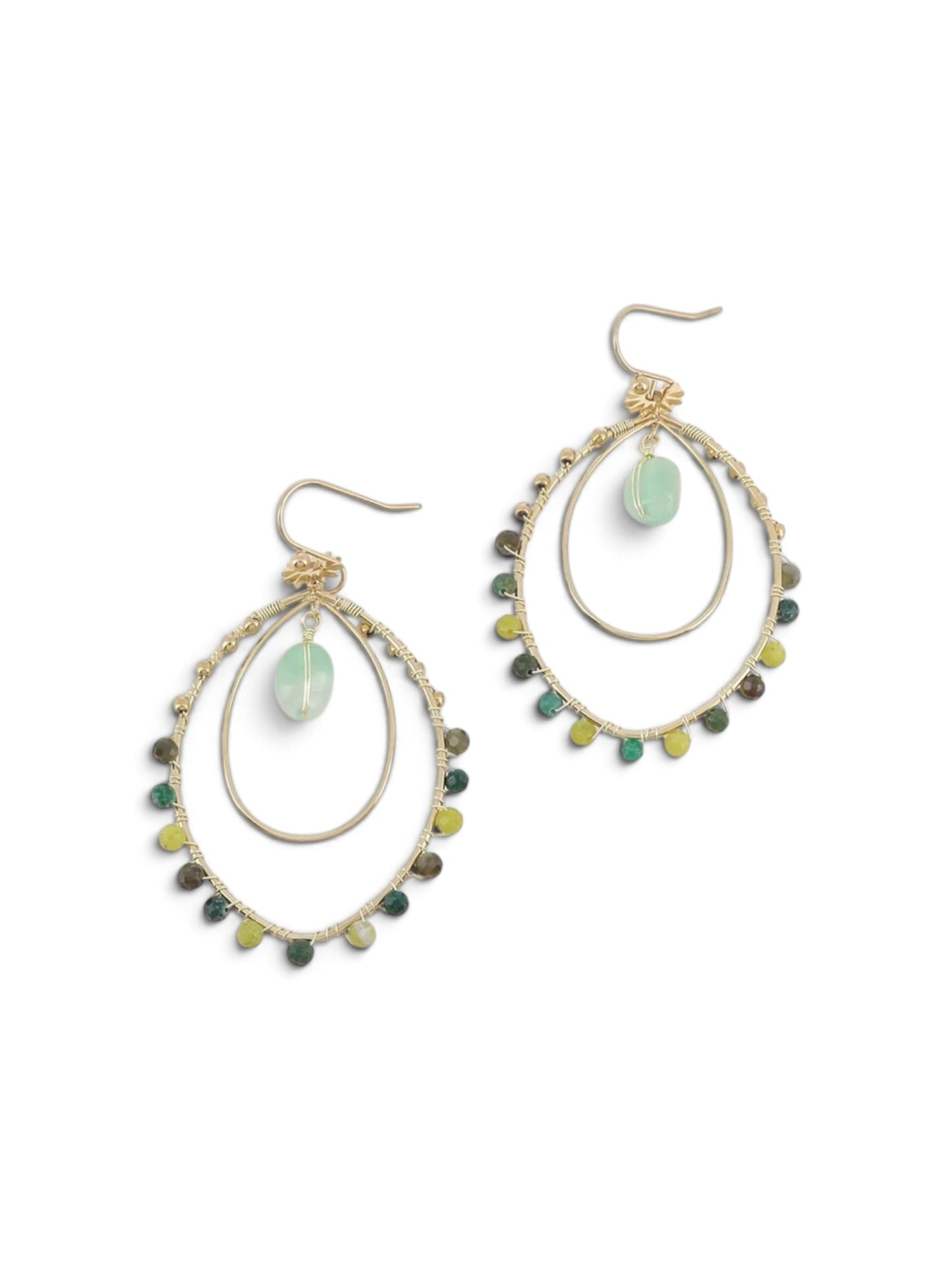 Boucles d'oreilles pendantes Jucile vertes en acier inoxydable doré, double anneau serti de perles colorées et pierre centrale.