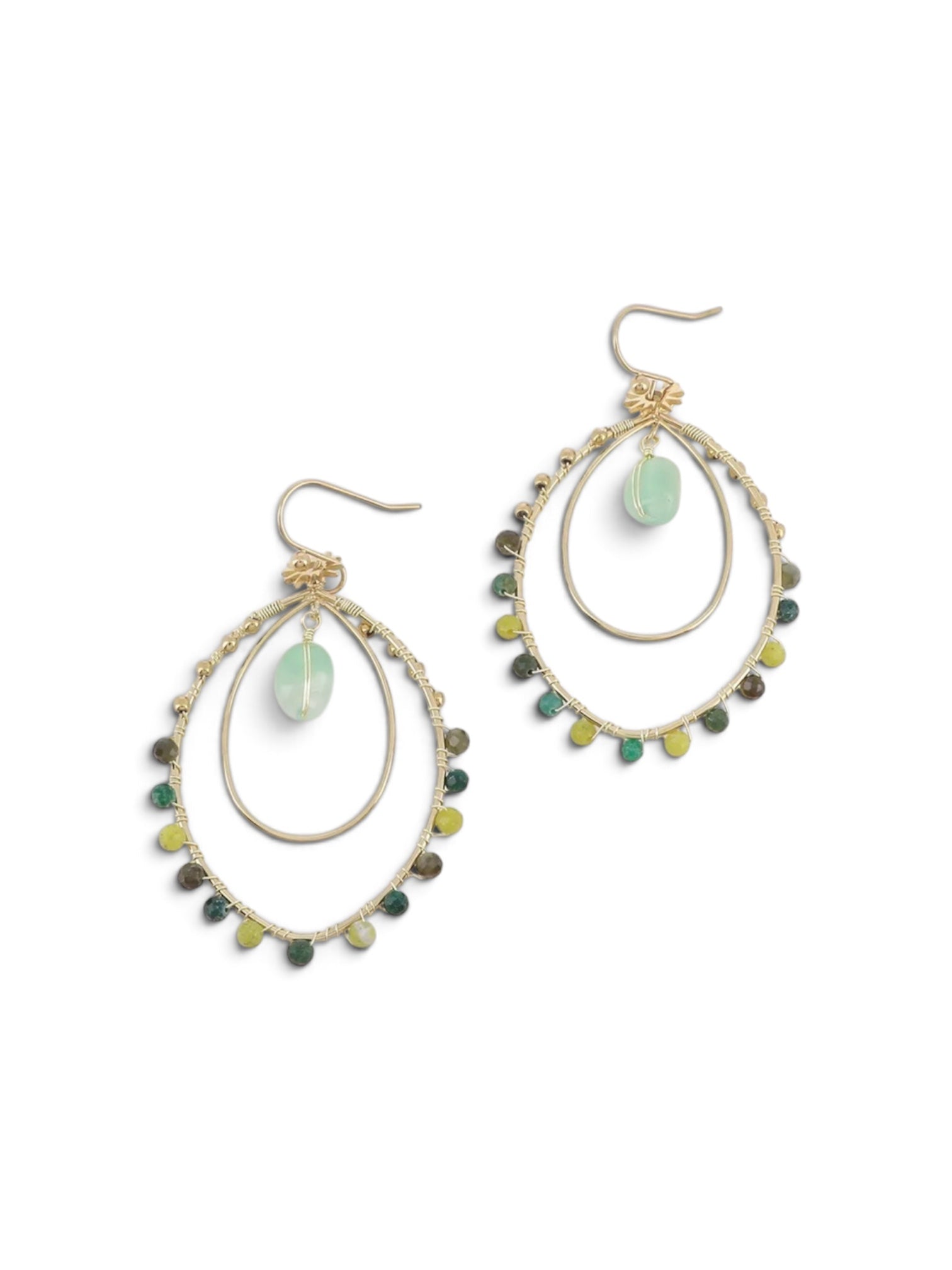 Boucles d'oreilles pendantes Jucile vertes en acier inoxydable doré, double anneau serti de perles colorées et pierre centrale.