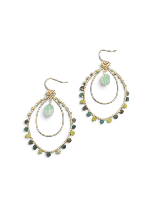 Boucles d'oreilles pendantes Jucile vertes en acier inoxydable doré, double anneau serti de perles colorées et pierre centrale.