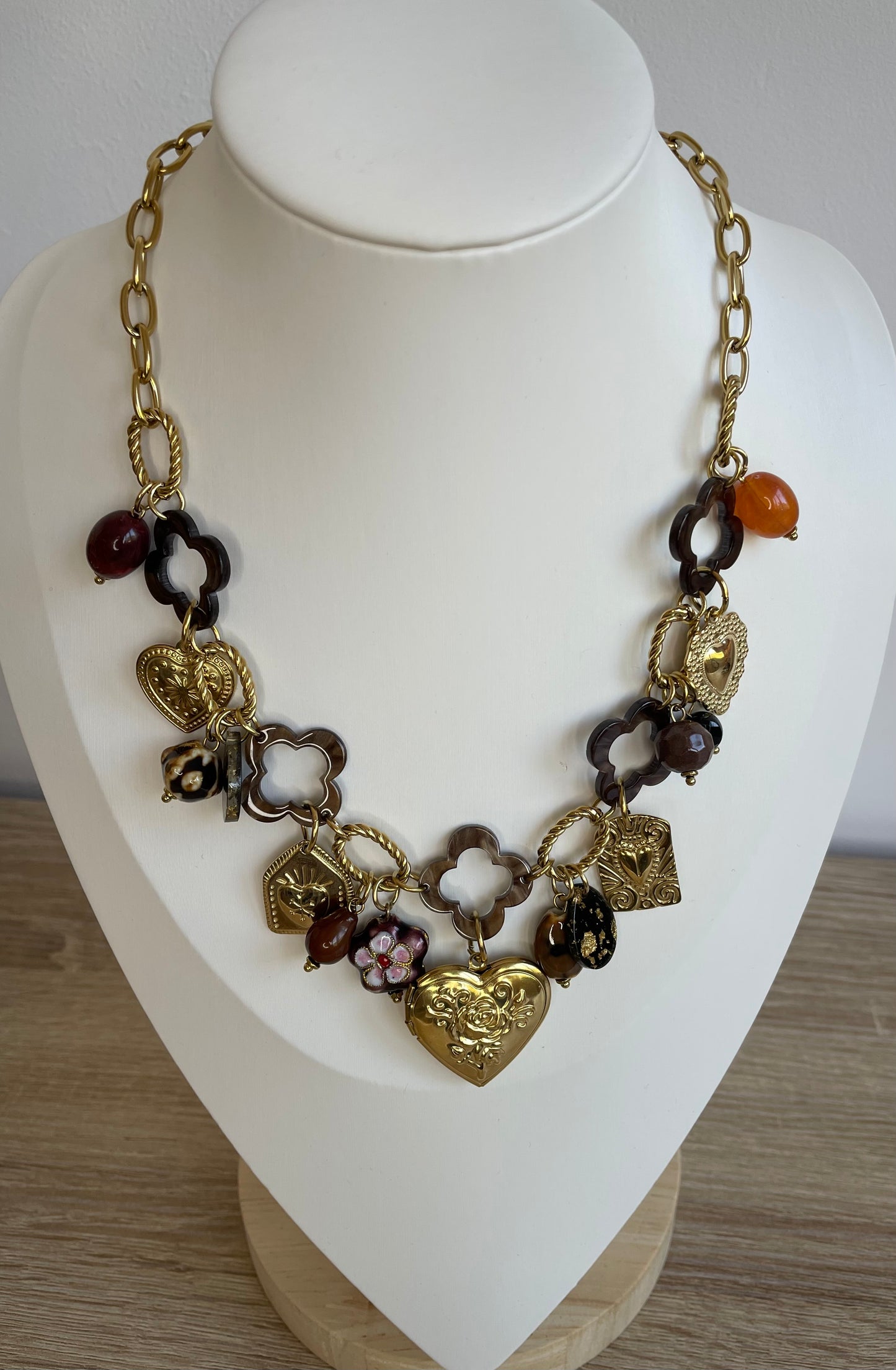 Collier Amor porté sur buste, chaîne trèfle en acier inoxydable doré et breloques cœurs