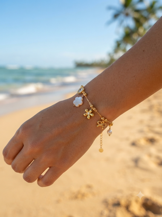 Bracelet Romance breloques dorées fleurs perles Maëlyne Beauty
