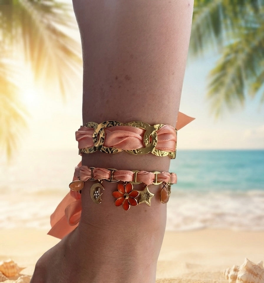 Détail des breloques du bracelet saumon fleur : lune, fleur, étoile, pierre et médaillon
