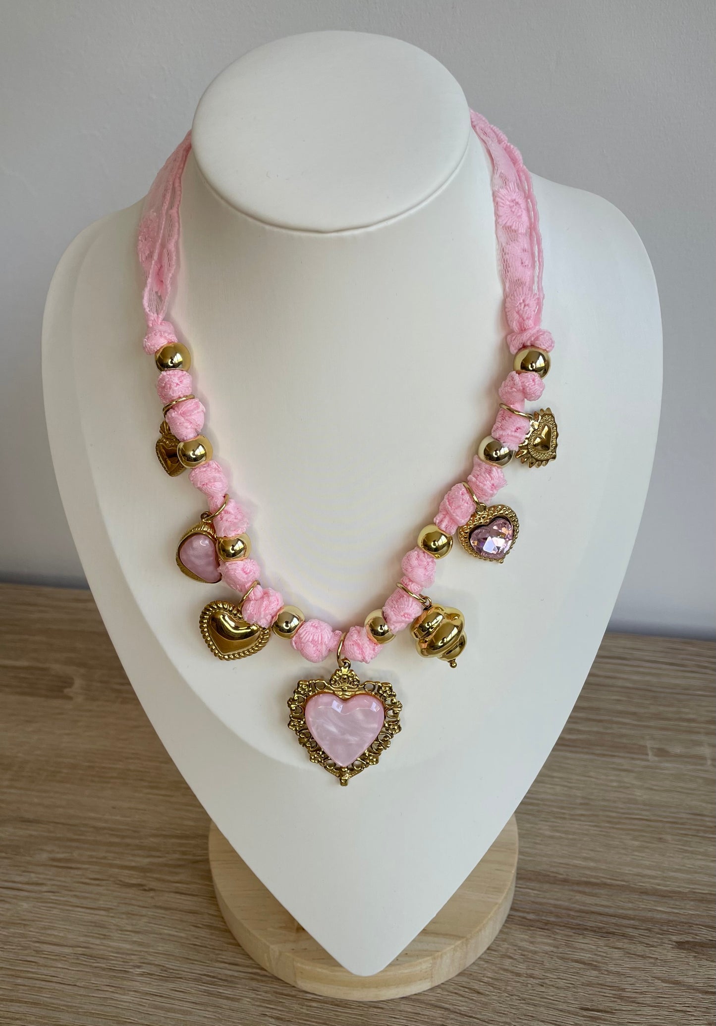 Collier Lovéa rose porté sur buste, cordon tressé et pendentif cœur doré