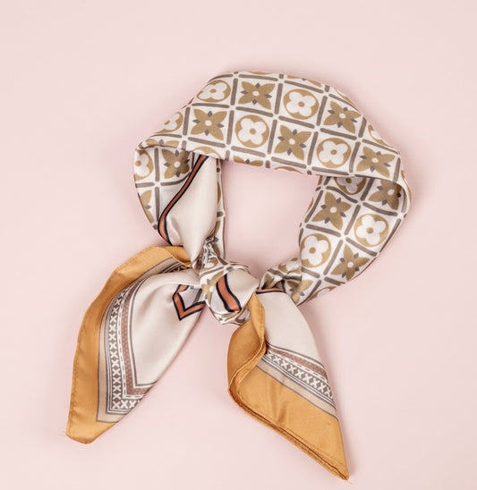 Foulard soyeux fleurs et trèfles brun - Maëlyne Beauty