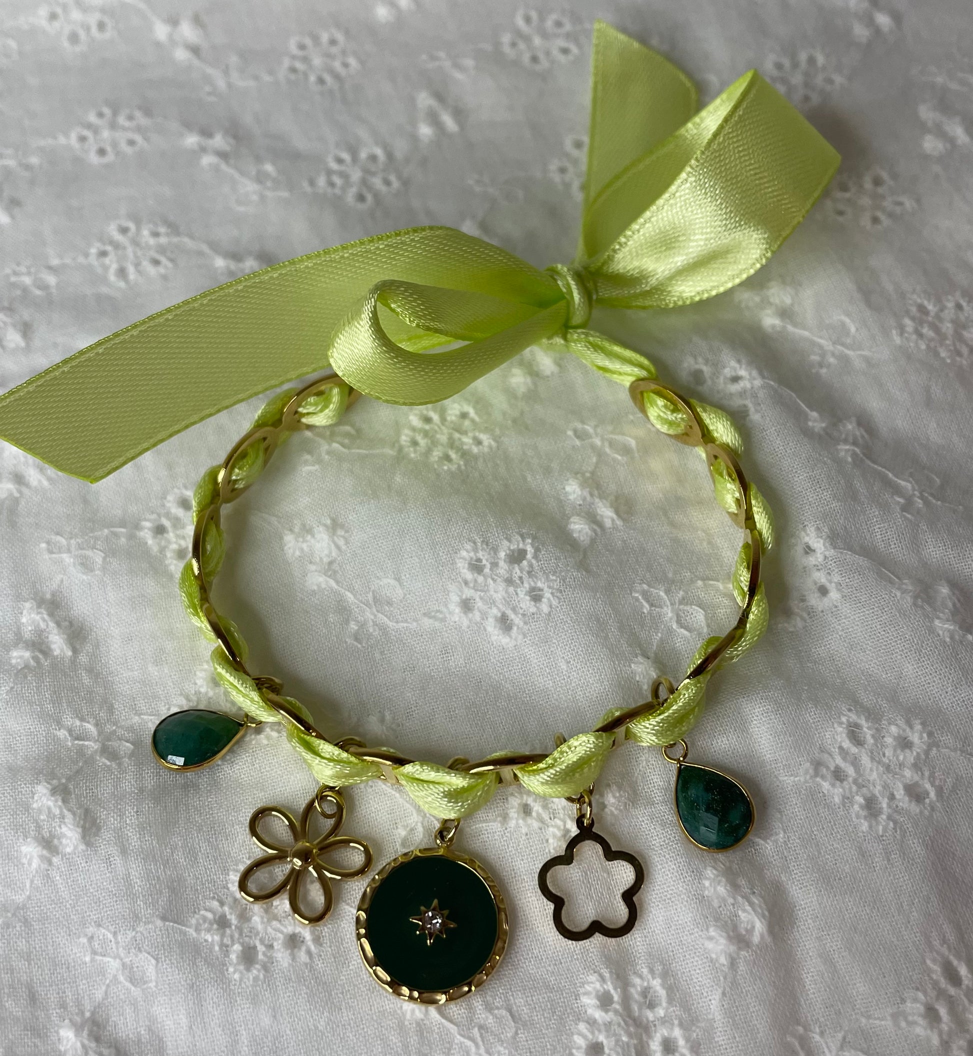 Bracelet acier inoxydable et breloques fleur et pierres