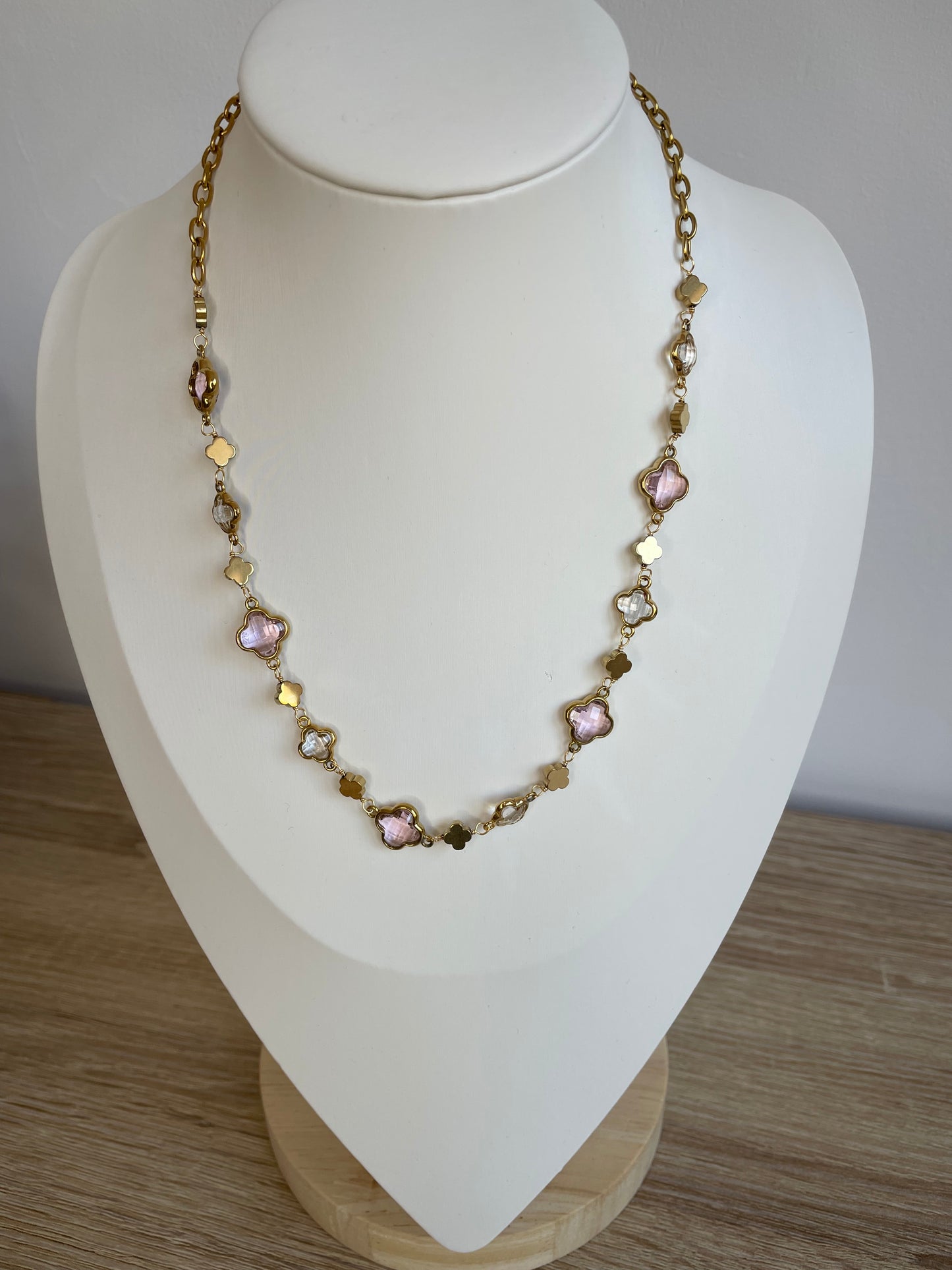 Collier Stacy rose porté sur buste, chaîne trèfle acier inoxydable doré