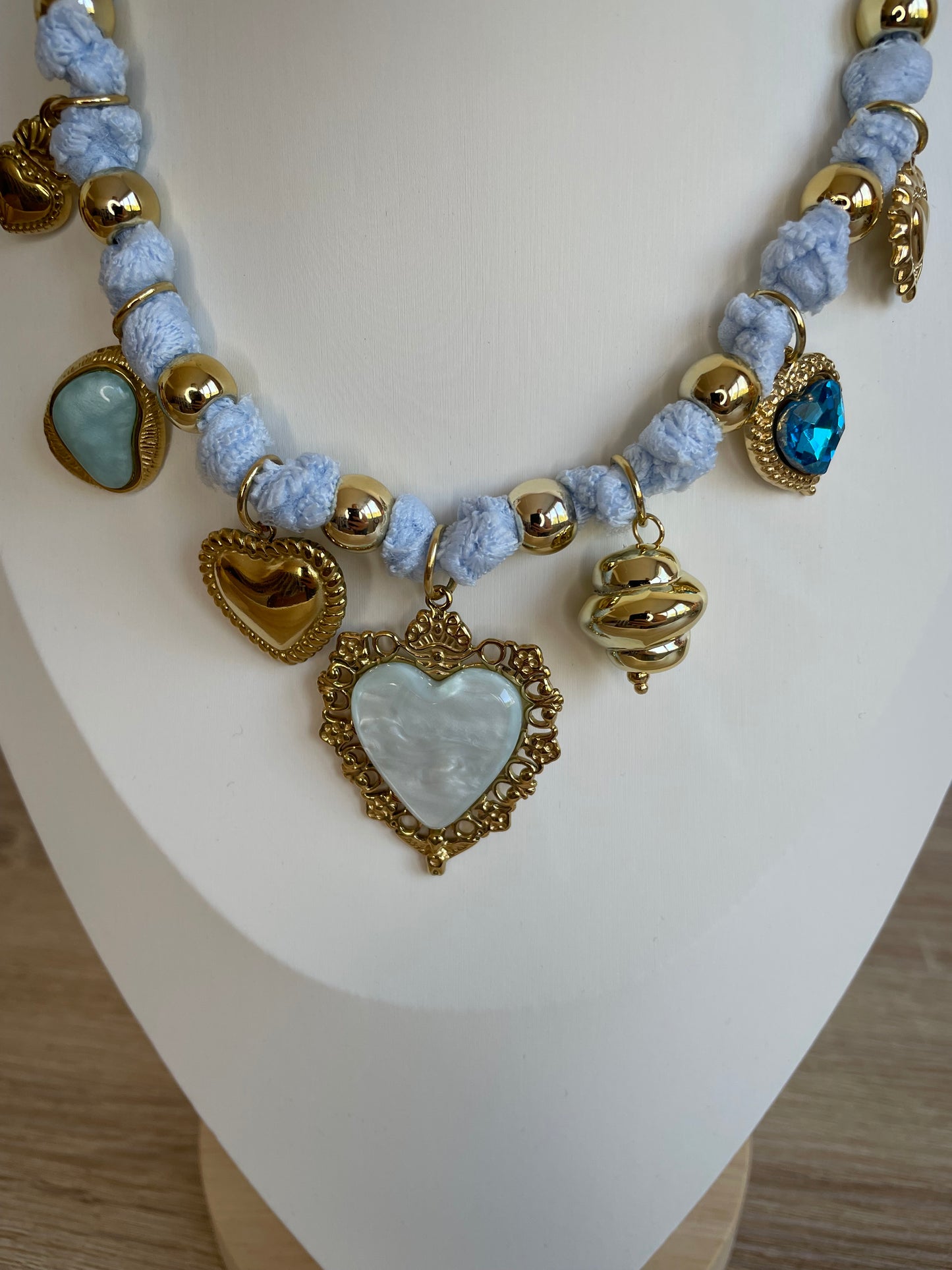 Collier Lovéa bleu porté sur buste, cordon dentelle et pendentif cœur doré acier inoxydable 