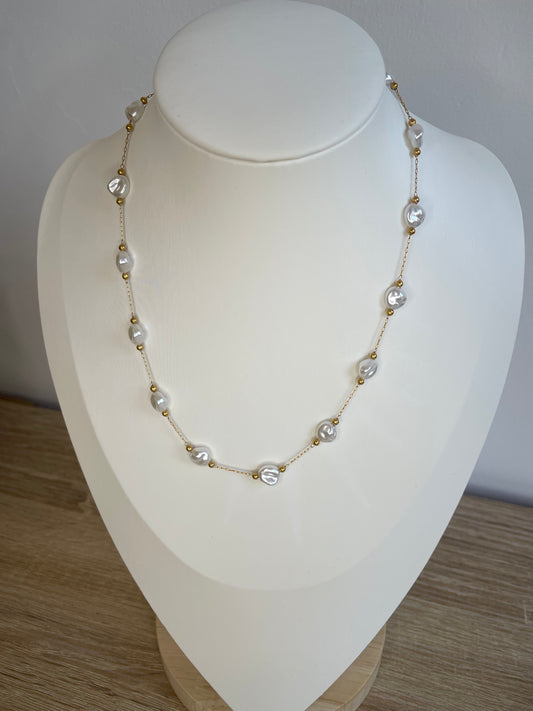 Collier Yasmine porté sur buste, chaîne fine en acier inoxydable doré et perles baroques