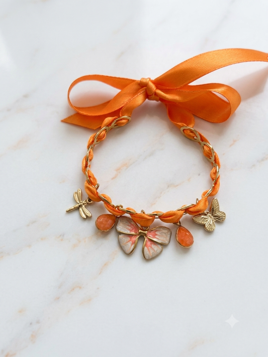 Bracelet orange en acier inoxydable avec ruban satin et breloques papillon