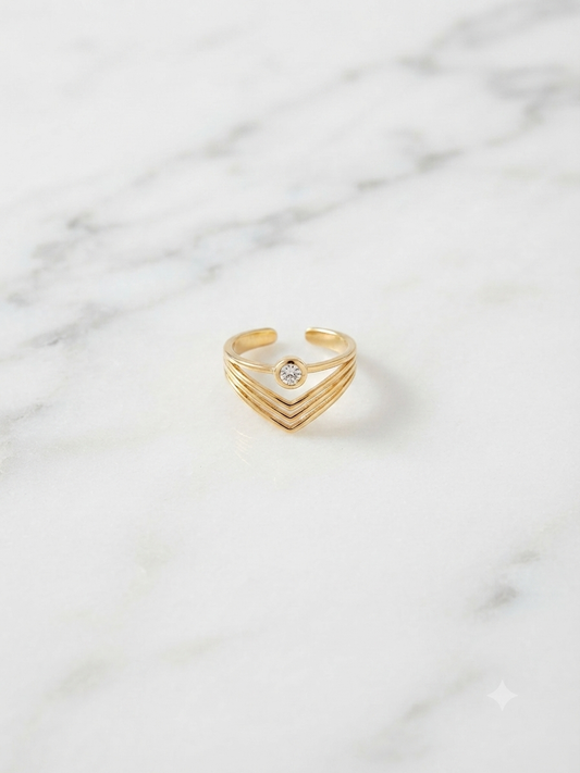 Bague Athéna dorée anneaux chevrons et zircon, gros plan sur le sertissage