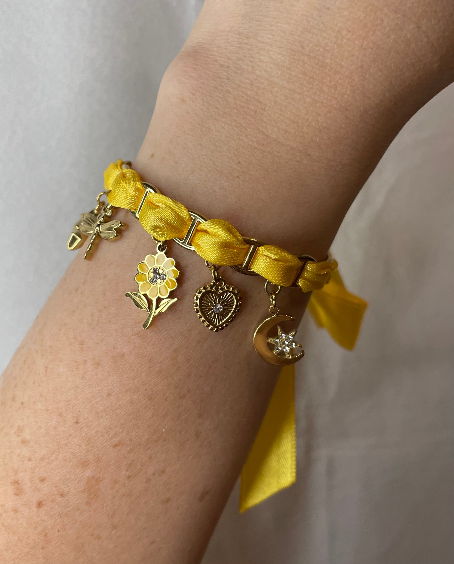 Bracelet ruban jaune avec breloque 