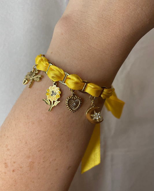 Bracelet ruban jaune avec breloque 