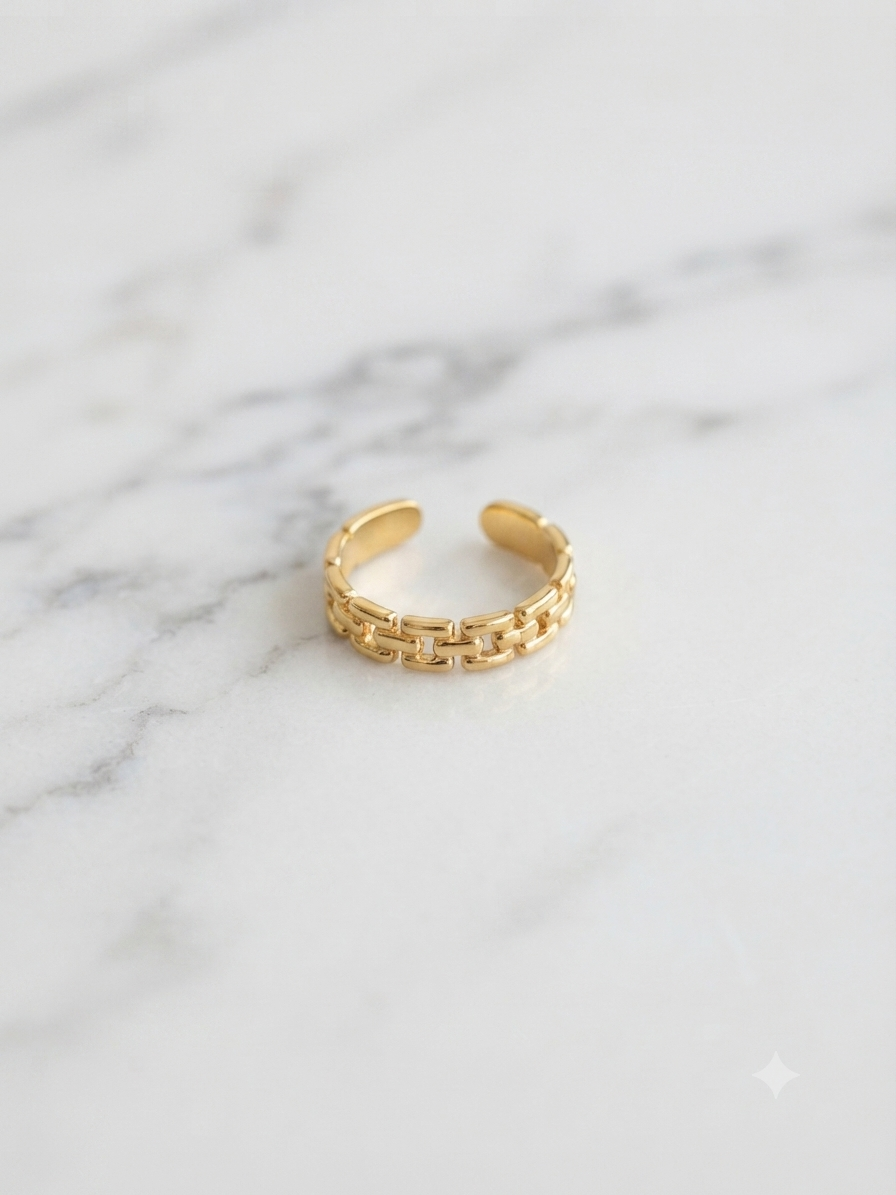 Bague Lucia dorée maillons entrelacés, gros plan sur la texture