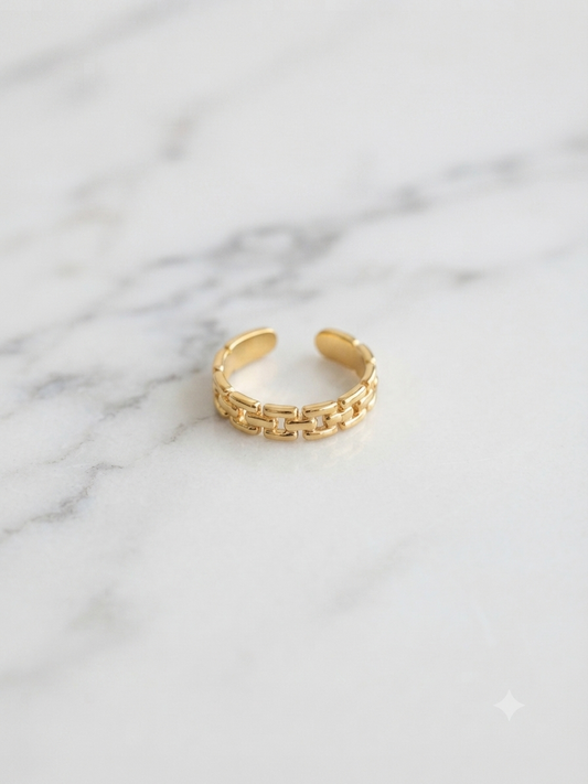 Bague Lucia dorée maillons entrelacés, gros plan sur la texture