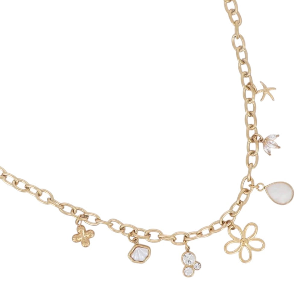 Collier Tatiana vue rapprochée des breloques dorées, acier inoxydable hypoallergénique, Maëlyne Beauty