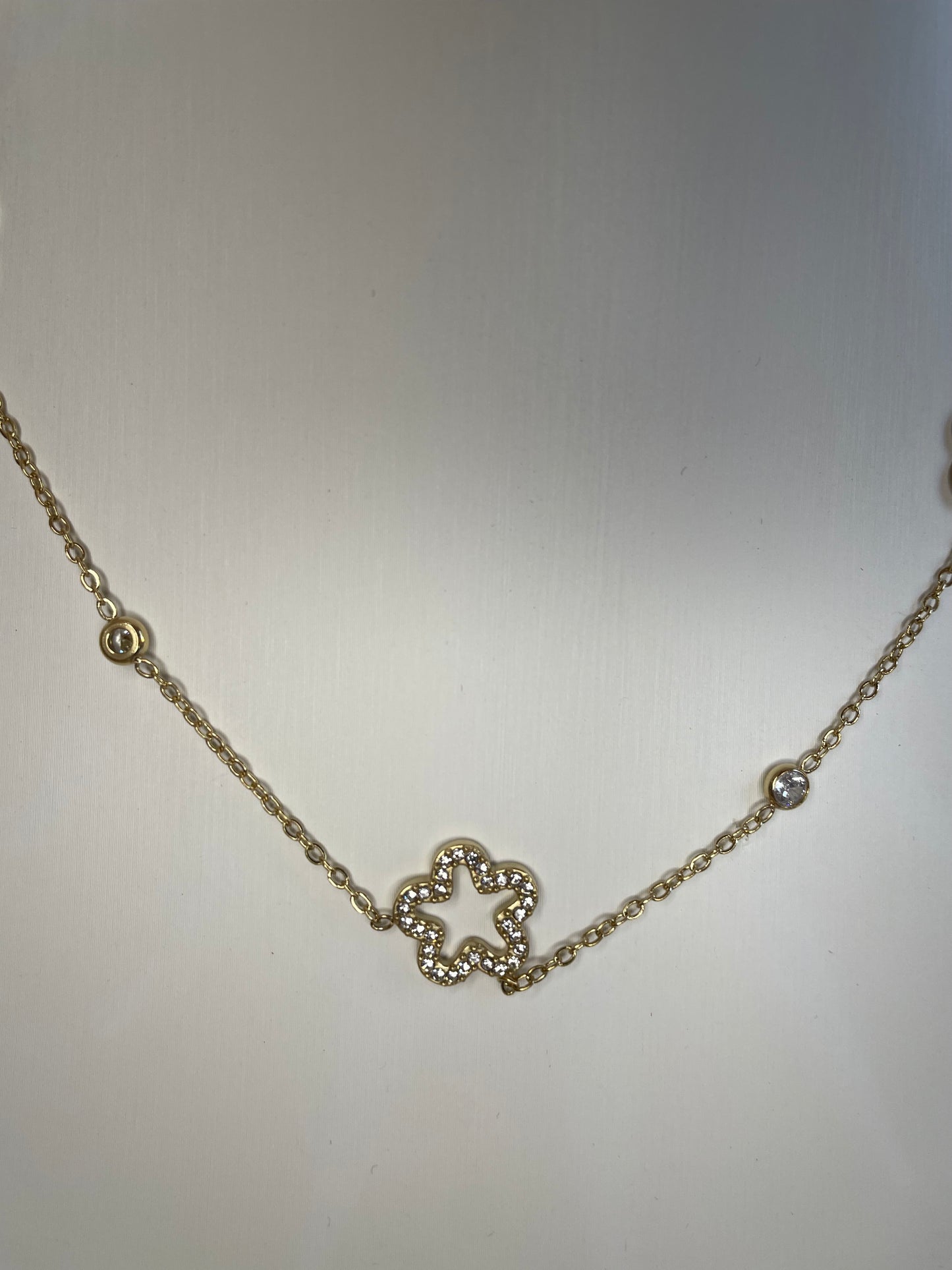 Collier Starlette, chaîne fine en acier inoxydable doré avec breloques fleurs