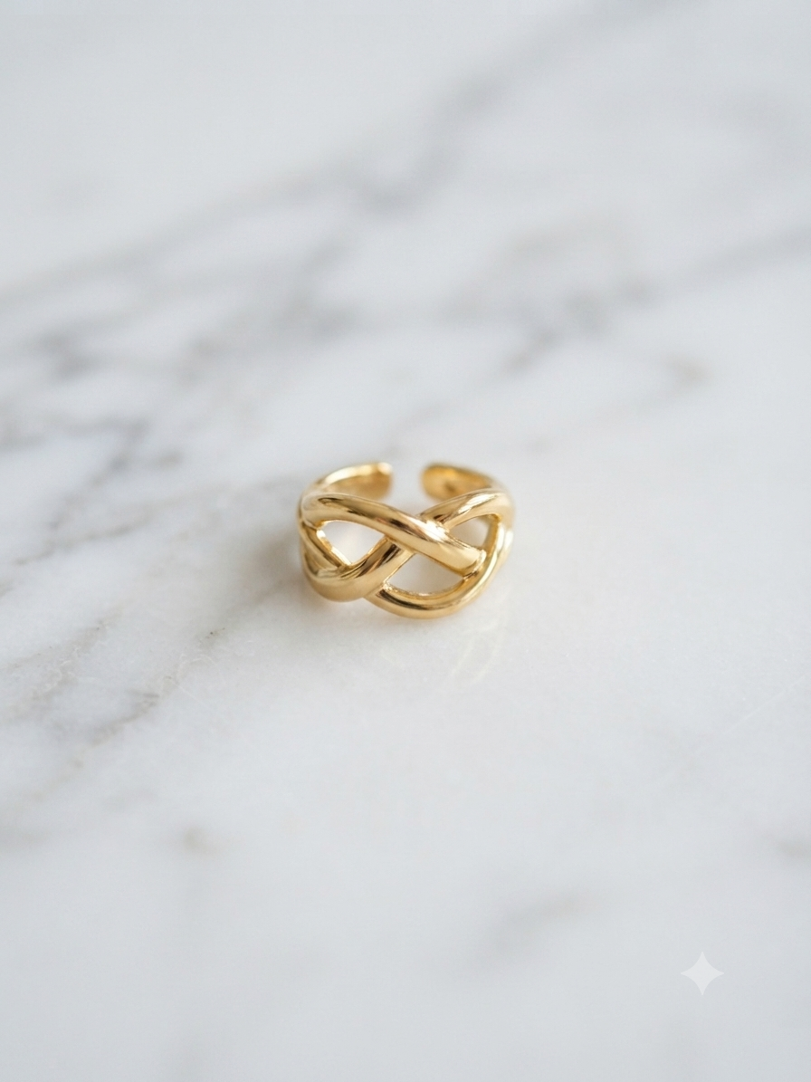 Bague Croisette dorée en acier inoxydable, gros plan sur le motif nœud entrelacé