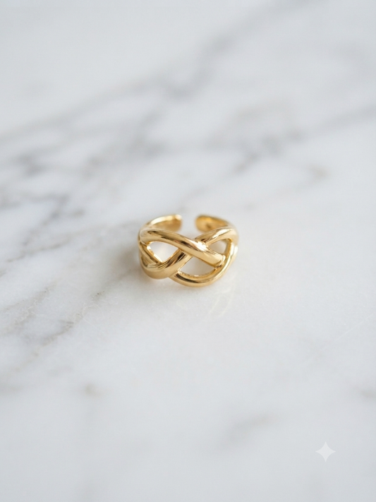 Bague Croisette dorée en acier inoxydable, gros plan sur le motif nœud entrelacé